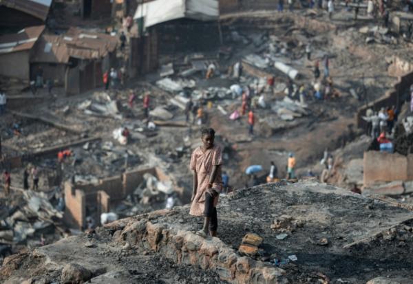 Une jeune fille se tient au milieu des décombres après un incendie qui a ravagé une école à Bukavu, le 11 septembre 2026 en RDC