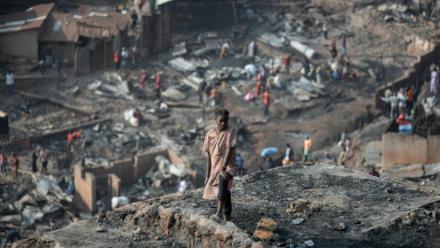 Une jeune fille se tient au milieu des décombres après un incendie qui a ravagé une école à Bukavu, le 11 septembre 2026 en RDC