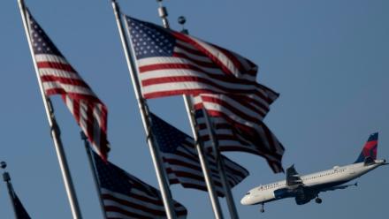 Un avion de la compagnie Delta atterrit à l'aéroport Ronald Reagan près de Washington, le 6 octobre 2025