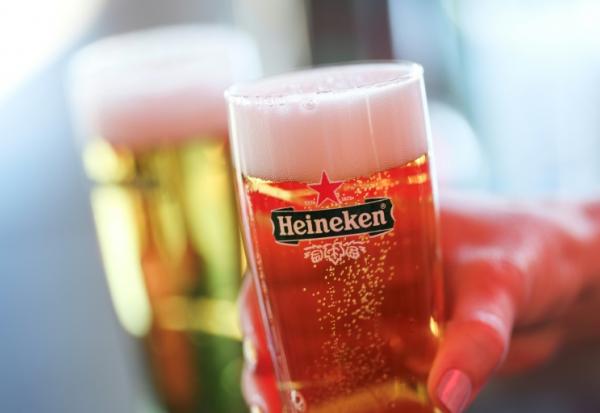 Heineken a annoncé le 11 février 2026 supprimer entre 5.000 et 6.000 emplois face à ce qu'il a qualifié de "conditions de marché difficiles"