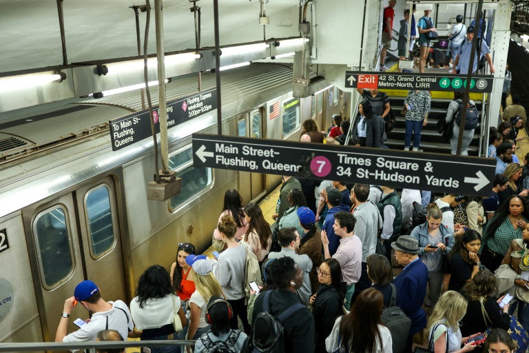 Des personnes sur le quai de métro à la gare Grand Central dans l'arrondissement de Manhattan ,à New York, le 29 avril 2025