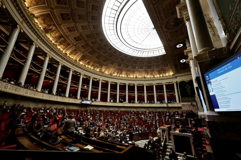 Les députés ont interrompu les débats sur la première partie du budget de l'Etat, et passeront dès mardi après-midi au budget de la Sécurité sociale, qui prévoit des économies massives mais a lui aussi très peu de chances de trouver une majorité