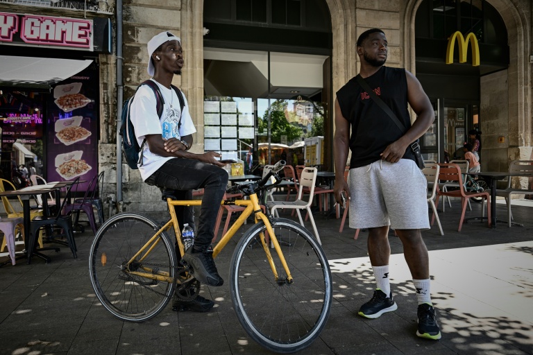 Des livreurs à vélo font une pause près des restaurants en attendant des commandes, à Bordeaux, le 7 juillet 2026 lors d'une vague de chaleur en France