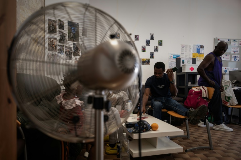 Des livreurs font une pause à la Maison des livreurs, un lieu de repos pour les coursiers des plateformes, à Bordeaux, en Gironde; le 7 juillet 2026 lors d'une vague de chaleur en France