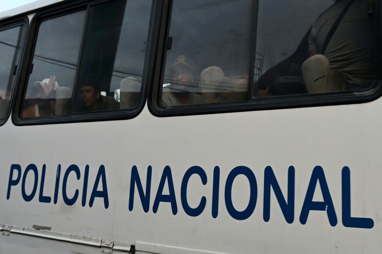 Des pêcheurs interpellés sont transportés dans un bus de la police nationale vers l'Unité de surveillance communautaire (UVC) depuis le port de Manta, en Équateur, le 4 septembre 2026
