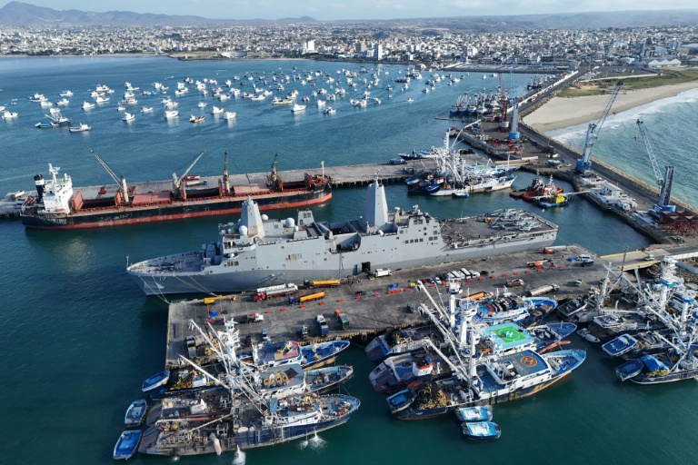 Vue aérienne du navire de l'US Navy USS San Antonio à Manta, en Équateur, le 25 août 2026 alors que le gouvernement américain renforce son soutien à l'Équateur dans la lutte contre les groupes de criminalité organisée
