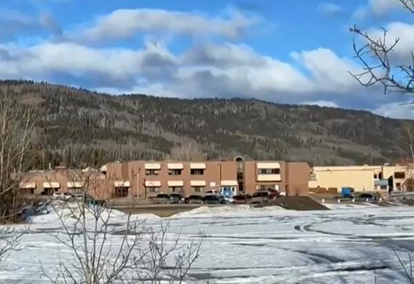 Cette capture d'une vidéo réalisée par un journaliste local, Trent Ernst, montre le collège-lycée où un individu a tué neuf personnes dans la petite ville de Tumbler Ridge, dans l'ouest du Canada, le 10 février 2026