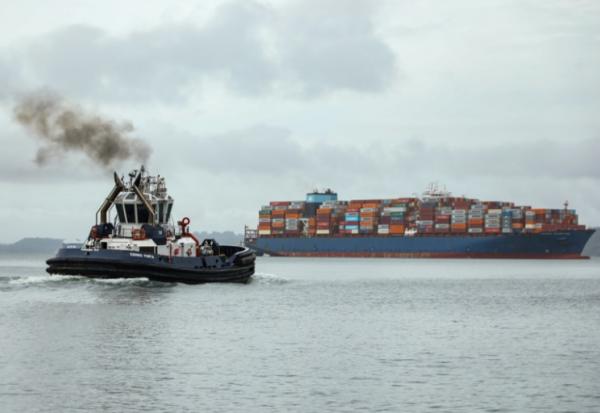 Un porte-conteneurs traverse le canal de Panama le 15 août 2025