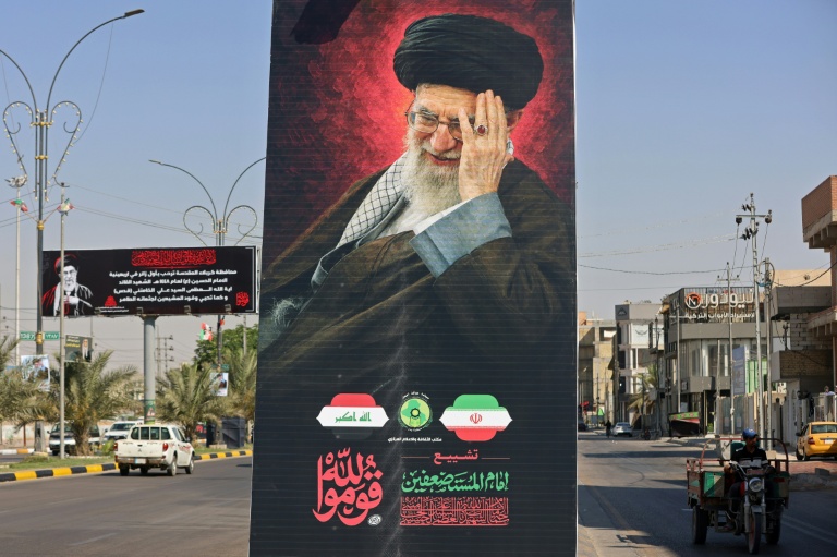 Un portrait du guide suprême iranien défunt Ali Khamenei, à la veille de son cortège funèbre dans la ville sainte de Kerbala, le 7 juillet 2026 en Irak