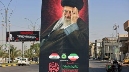 Un portrait du guide suprême iranien défunt Ali Khamenei, à la veille de son cortège funèbre dans la ville sainte de Kerbala, le 7 juillet 2026 en Irak