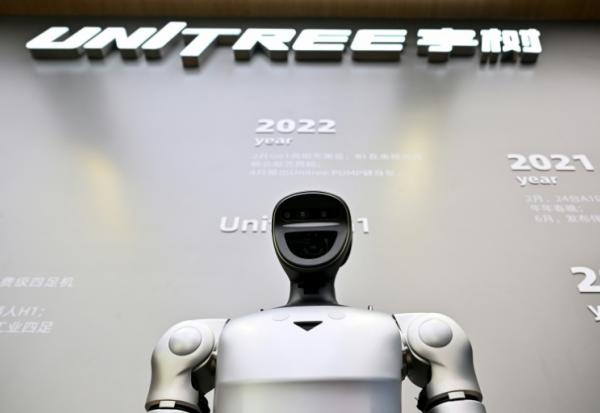 Un robot télécommandé du groupe chinois Unitree est exposé au Centre d’expérience d’intelligence incarnée de Unitree Robotics, dans le district de Jing’an à Shanghai, le 19 août 2026

