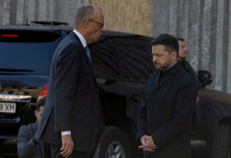 Le président ukrainien Volodymyr Zelensky (D) et le chancelier allemand Friedrich Merz (G) lors d'une visite du bâtiment endommagé de l'Académie des sciences de Kiev, le 4 octobre 2026 