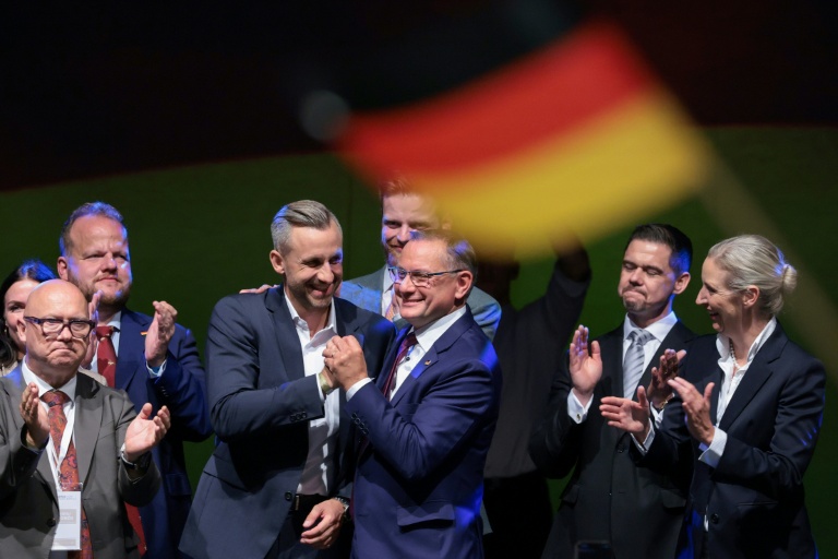 Ulrich Siegmund (3e g), tête de liste du parti d'extrême droite Alternative pour l'Allemagne (AfD) pour les élections régionales en Saxe-Anhalt, félicité par le coprésident de l'AfD Tino Chrupalla (c) et la coprésidente Alice Weidel (d) lors de la soirée électorale du parti à Magdebourg, dans l'est de l'Allemagne, le 6 septembre 2026