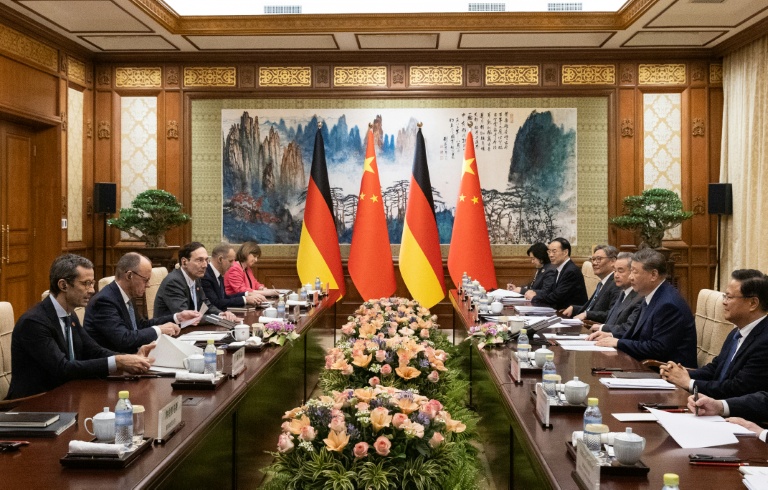 Le chancelier allemand Friedrich Merz (2e g) lors d'une réunion avec le président chinois Xi Jinping à Pékin, le 25 février 2026