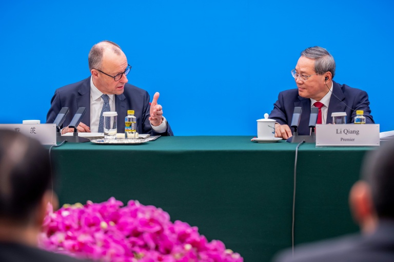Le chancelier allemand Friedrich Merz (g) et le Premier ministre chinois Li Qiang lors d'une réunion sur les relations économiques sino-allemandes à Pékin, le 25 février 2026