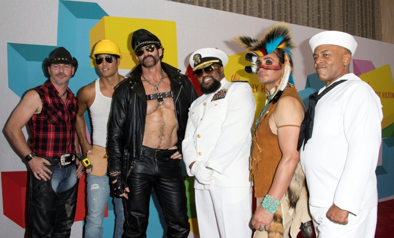 De g. à d.: James Kwong, J.J. Lippold, Angel Morales, Victor Willis, Sonny Earl, membres du groupe Village People, à Beverly Hills (Californie), le 26 septembre 2017