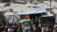 Le corps d'Ezzedine Al-Haddad, chef de la branche armée du Hamas, tué lors d'une frappe israélienne nocturne avec des membres de sa famille, lors de ses funérailles à Gaza, le 16 mai 2026