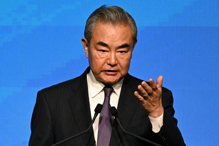 Le ministre chinois des Affaires étrangères, Wang Yi, prend la parole lors de la cérémonie de signature de la Convention sur la création de l'Organisation internationale pour la médiation (IOMed) à Hong Kong, le 30 mai 2025