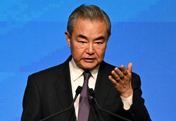 Le ministre chinois des Affaires étrangères, Wang Yi, prend la parole lors de la cérémonie de signature de la Convention sur la création de l'Organisation internationale pour la médiation (IOMed) à Hong Kong, le 30 mai 2025