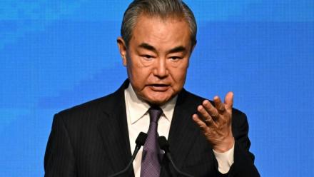 Le ministre chinois des Affaires étrangères, Wang Yi, prend la parole lors de la cérémonie de signature de la Convention sur la création de l'Organisation internationale pour la médiation (IOMed) à Hong Kong, le 30 mai 2025