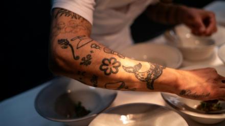 Le chef Habi Khaliqdad dans le restaurant Ulo, à Ilulissat, au Groenland, le 18 mars 2026
