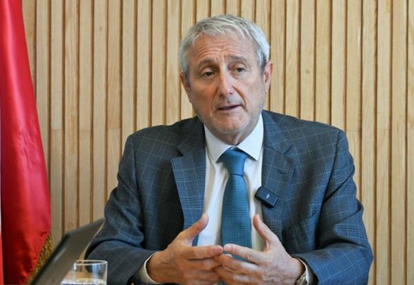 Le ministre chilien des Sciences, Aldo Valle, s'exprime lors d'une interview avec l'AFP avant le lancement de la nouvelle plateforme Latam-GPT, à Santiago, le 6 février 2026