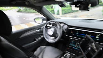 Un robotaxi sans conducteur développé par Baidu circule dans une rue de Wuhan, dans la province du Hubei, le 1er août 2024 dans le centre de la Chine