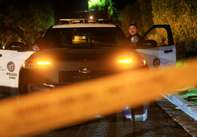 Une voiture de police devant le domicile de Rob Reiner, le 14 décembre 2025 à Brentwood, en Californie