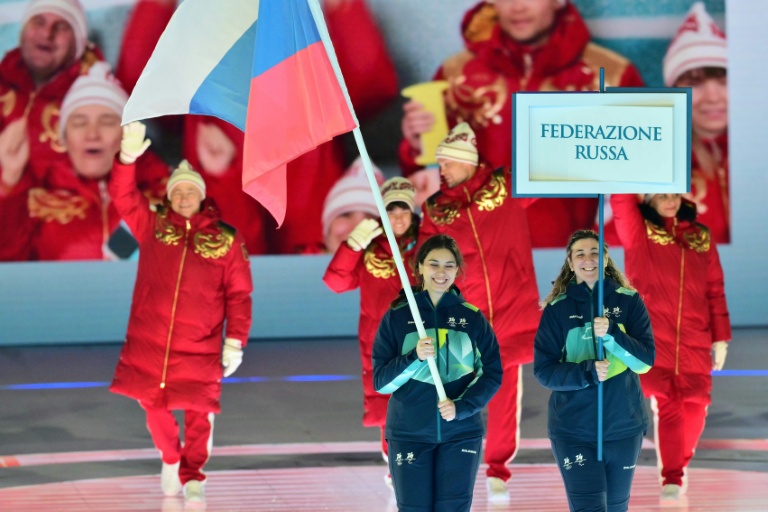 Des membres de la délégation russe lors de la cérémonie d'ouverture des Jeux paralympiques de Milan-Cortina, le 6 mars 2026 à Vérone