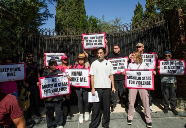 Manifestation à Los Angeles le 11 mars 2026 contre le chef danois René Redzepi à la suite d'accusation de violences 