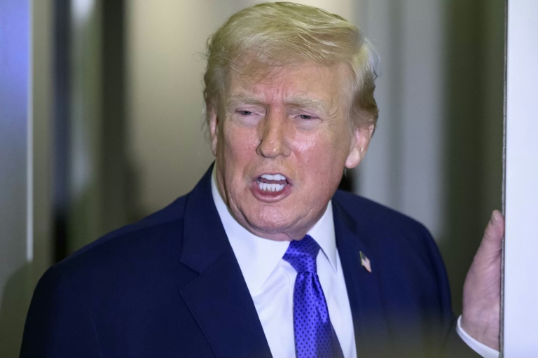 Le président américain Donald Trump s'adressant à des journalistes à bord d'Air Force One, le 16 février 2026