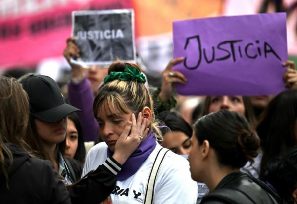 Des proches des trois jeunes femmes assassinées participent à une marche pour la justice à Buenos Aires, le 27 septembre 2025