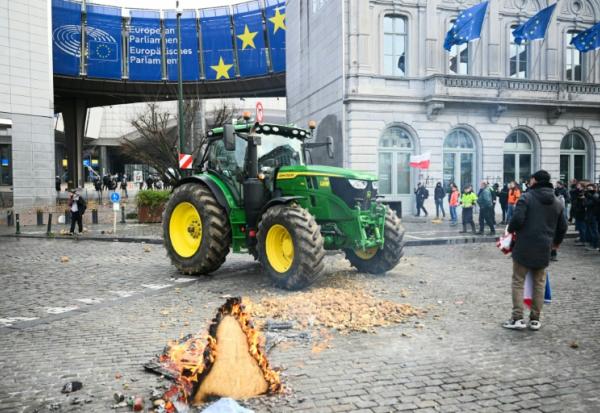 Un tracteur est stationné devant le Parlement européen, le 18 décembre 2025 à Bruxelles