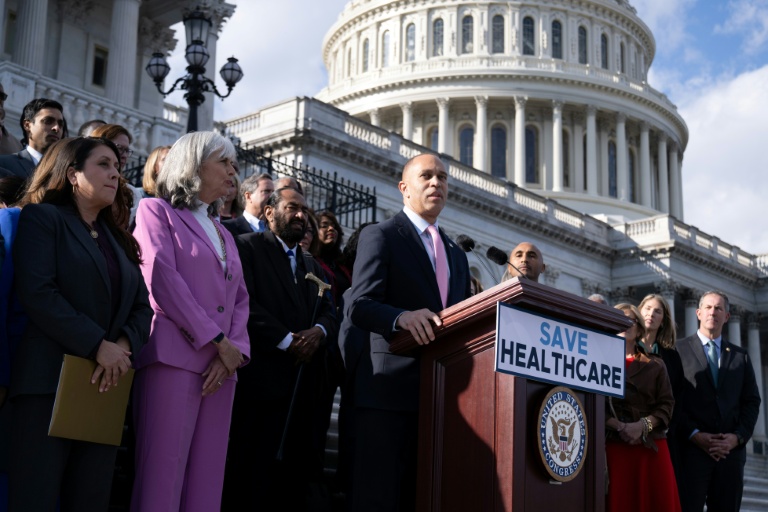 Le chef de la minorité démocrate à la Chambre des représentants, Hakeem Jeffries donne une conférence de presse sur les marches du Capitole de Washington, le 12 novembre 2025