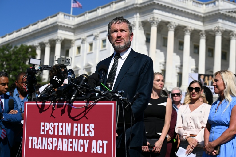 L'élu républicain Thomas Massie s'exprime lors d'une conférence de presse et d'un rassemblement de soutien aux victimes de Jeffrey Epstein, devant le Capitole de Washington, le 3 septembre 2025