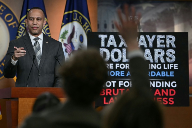 Le chef de la minorité démocrate à la Chambre américaine des représentants, Hakeem Jeffries, donne une conférence de presse au Capitole de Washington, le 2 février 2026