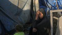 Une Palestinienne déplacée devant sa tente après une frappe israélienne qui a frappé des stocks de matériel médical de l'hôpital Al-Aqsa à Deir al-Balah, dans le centre de la bande de Gaza, le 1er août 2026