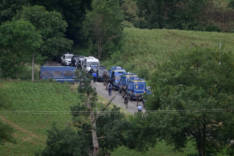 Des gendarmes près du lieu où un corps a été découvert lors des recherches pour retrouver la collégienne Lyhanna, portée disparue, le 4 juin 2026 près de Puycasquier, dans le Gers