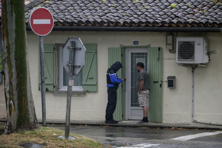 Un gendarme fait du porte-à-porte pour obtenir des informations pendant les recherches de la collégienne Lyhanna, portée disparue, le 4 juin 2026 à Fleurence, dans le Gers