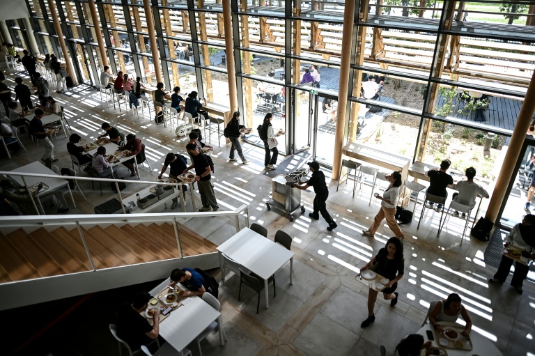 Des étudiants prennent un repas dans un restaurant universitaire du Crous (Centre Régional des Oeuvres Universitaires et Scolaires) de l'Université de Bordeaux à Talence, le 24 avril 2026 en Gironde