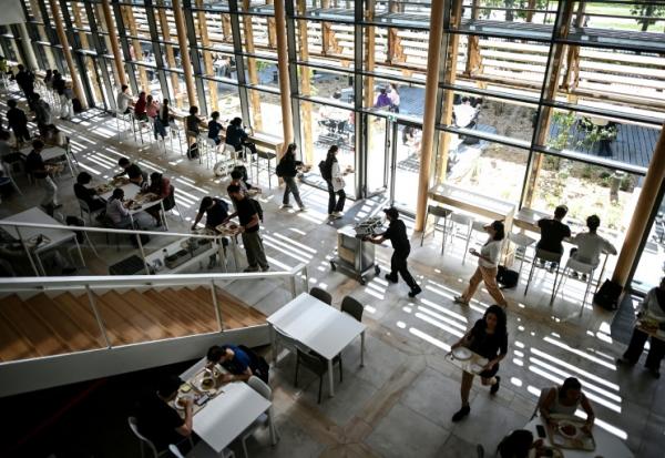 Des étudiants prennent un repas dans un restaurant universitaire du Crous (Centre Régional des Oeuvres Universitaires et Scolaires) de l'Université de Bordeaux à Talence, le 24 avril 2026 en Gironde