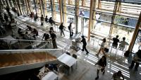 Des étudiants prennent un repas dans un restaurant universitaire du Crous (Centre Régional des Oeuvres Universitaires et Scolaires) de l'Université de Bordeaux à Talence, le 24 avril 2026 en Gironde