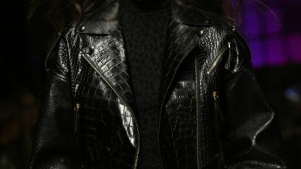 Un mannequin présente une création de Cavalli lors d'un défilé de mode dans le cadre de la Fashion Week de Milan, collection automne-hiver 2026-2027, à Milan, le 26 février 2025