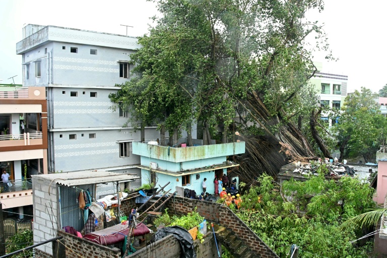Des maisons endommagées par des arbres déracinés, après que le cyclone Arnab a touché terre à Yanam, dans le territoire de Pondichéry, le 28 octobre 2026 en Inde