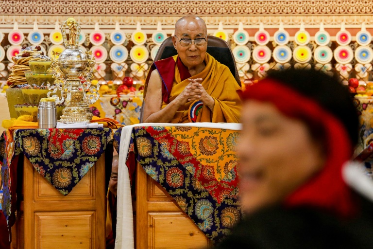 Le Dalaï Lama pendant une cérémonie de prières dans le principal temple tibétain de McLeod Ganj, en Inde, le 30 juin 2025