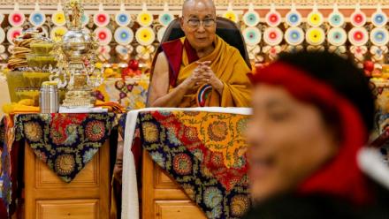 Le Dalaï Lama pendant une cérémonie de prières dans le principal temple tibétain de McLeod Ganj, en Inde, le 30 juin 2025