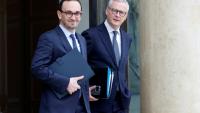 Le ministre de l'Economie et des Finances Bruno Le Maire (D) et le ministre délégué aux Comptes publics Thomas Cazenave (G) quittent l'Elysée à Paris, le 21 février 2024
