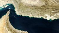 Image en couleurs naturelles acquise avec MODIS sur le satellite Terra de la NASA prise le 5 février 2025 montrant le golfe d'Oman et la région de Makran (c) dans le sud de l'Iran et le sud-ouest du Pakistan, ainsi que le détroit d'Ormuz (g) et la côte nord d'Oman (en bas)