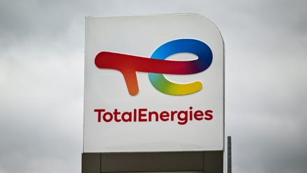 TotalEnergies est jugé à Paris, accusé d'avoir manqué à son devoir de vigilance en matière de risques environnementaux 