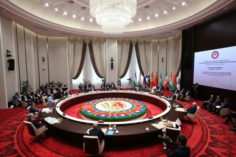 Cette photo de groupe, diffusée par l'agence d'Etat russe Sputnik, montre le président russe Vladimir Poutine et d'autres dirigeants au sommet de l'Organisation de coopération de Shanghai (OCS), à Bichkek, le 1er septembre 2026